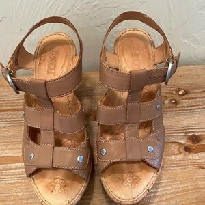 Born Women’s Tan Leather Wedge Sandals Size 7